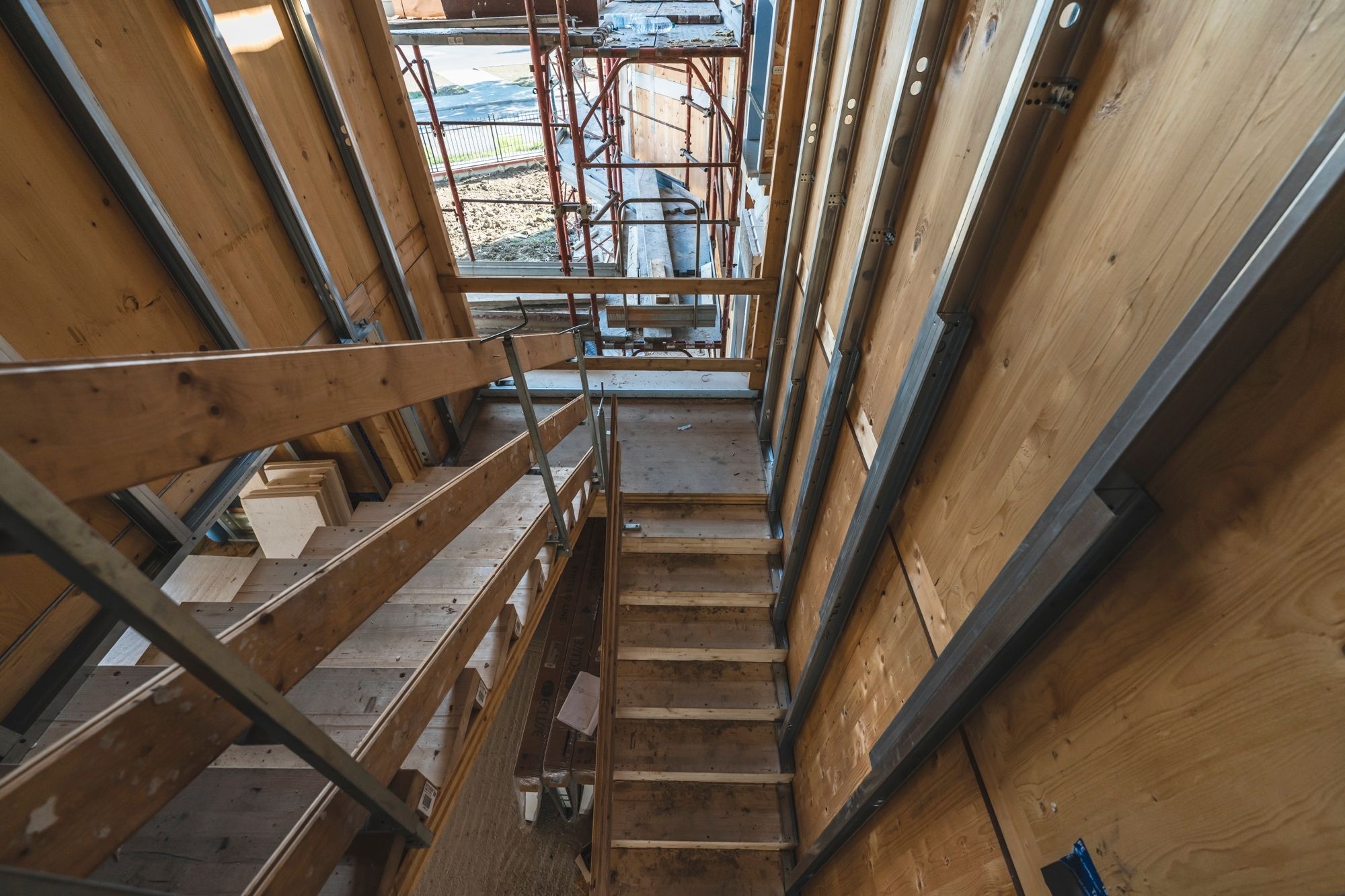 scalinata in legno in abitazione privata