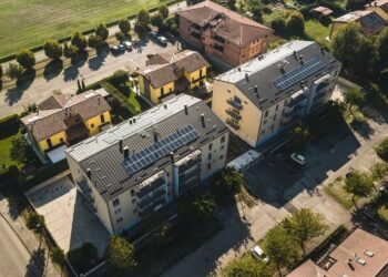Vista aerea del complesso residenziale con pannelli fotovoltaici sulle coperture