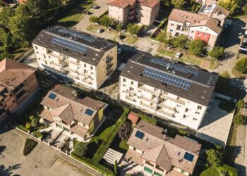 Vista aerea di due edifici residenziali con pannelli fotovoltaici installati sulle coperture