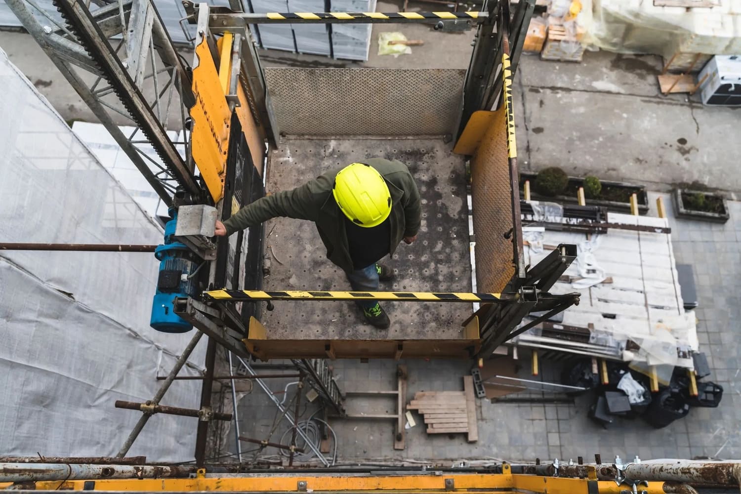 Operaio sul montacarichi durante i lavori di ristrutturazione Ecobonus 110% a Sassuolo